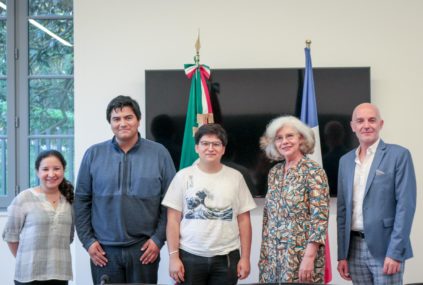 Les deux étudiants mexicains de l'Institut Polytechnique National (IPN), Jorge y Braulio, aux côtés de l'équipe organisatrice.