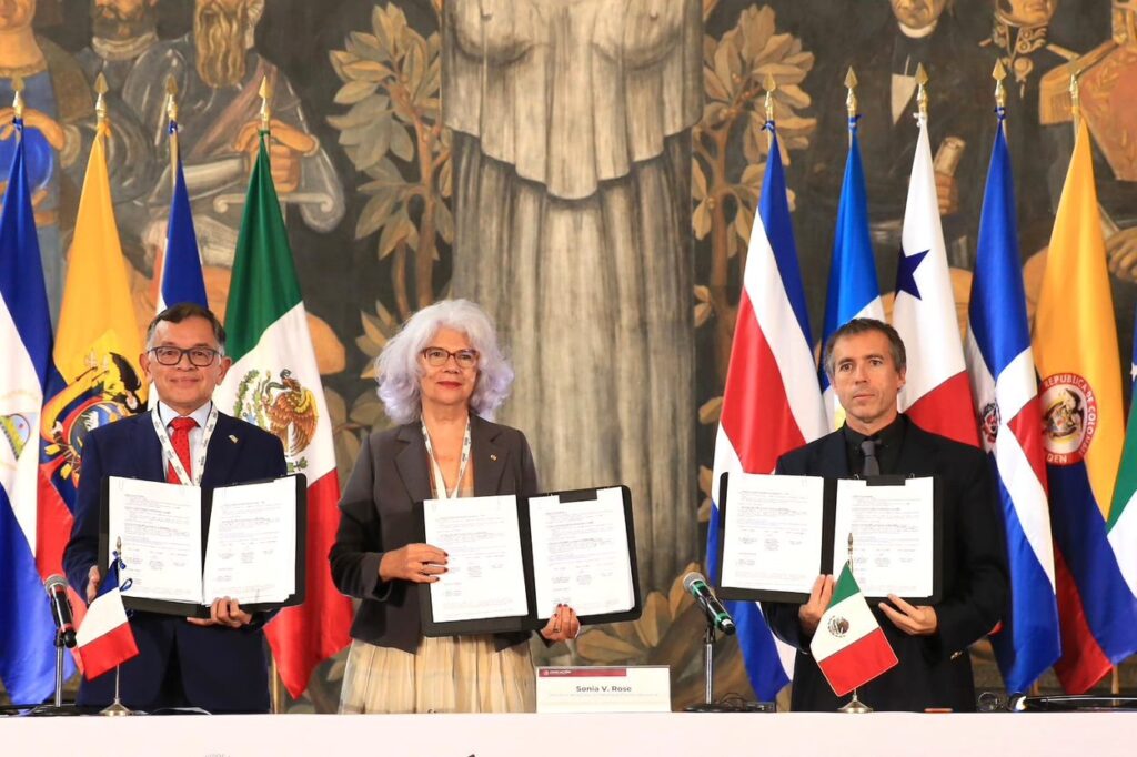 Sur cette photo : à gauche M. José Antonio de los Reyes Heredia, au centre Mme Sonia V. Rose, à droite M. Hervé Luga (en représentation de M. Marc Renner, administrateur provisoire de l’UFTMiP)