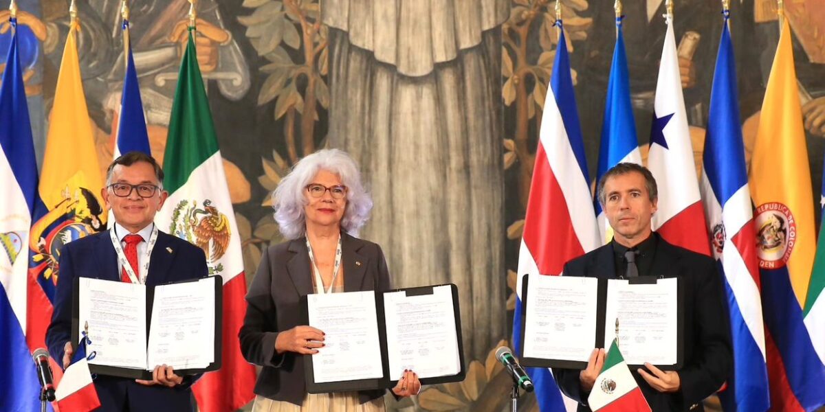 Sur cette photo : à gauche M. José Antonio de los Reyes Heredia, au centre Mme Sonia V. Rose, à droite M. Hervé Luga (en représentation de M. Marc Renner, administrateur provisoire de l’UFTMiP)